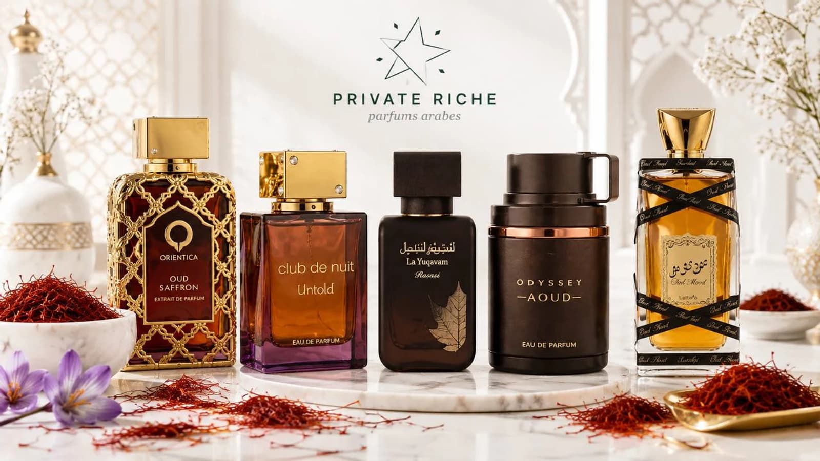 Los mejores perfumes árabes de azafrán en 2026: Armaf Club de Nuit Untold, Orientica Oud Saffron y Rasasi La Yuqawam, con azafrán, oud y cuero, ante un fondo verde y dorado de perfumería árabe