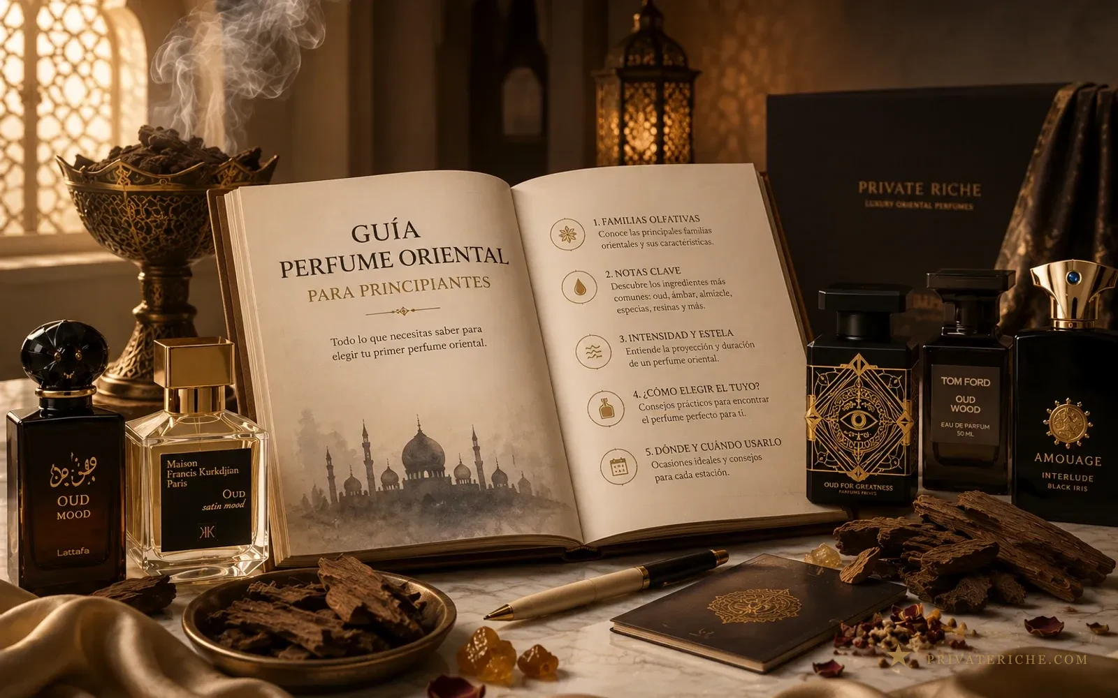 Libro abierto «Guía de perfume oriental para principiantes» con los cinco pasos para elegir tu primer perfume árabe, rodeado de frascos de oud, un quemador de bakhoor y una caja de Private Riche