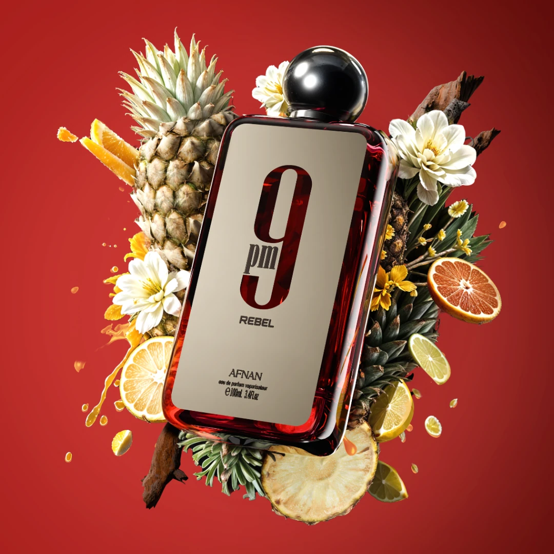 Afnan 9PM Rebel · Eau de Parfum 100 ml · para Hombre — el frasco en un bodegón de ingredientes