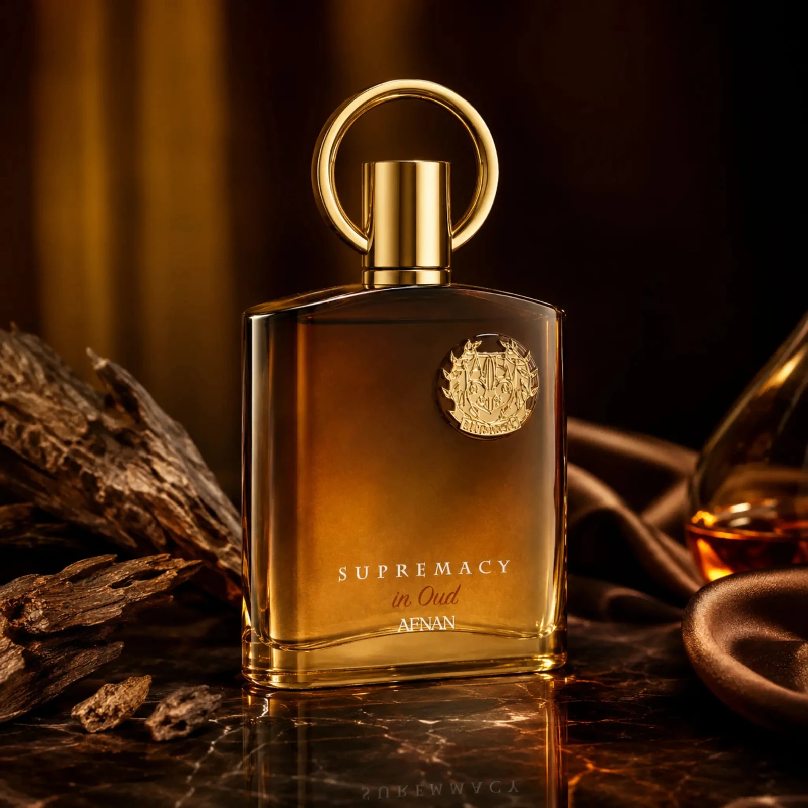 Afnan Supremacy in Oud · Extrait de Parfum 100 ml · Unisex — el frasco en un bodegón de ingredientes