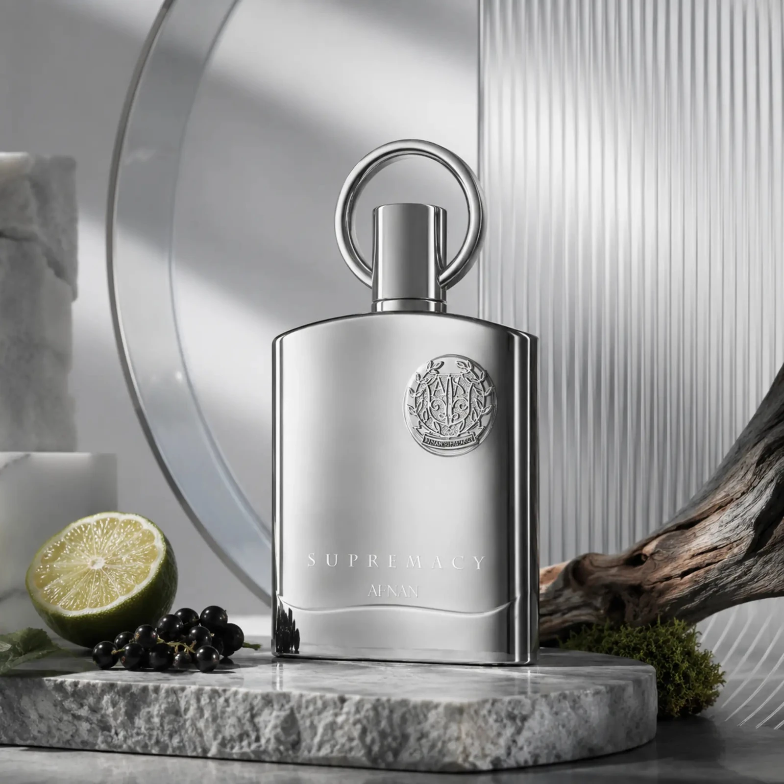 Afnan Supremacy Silver · Eau de Parfum 100 ml · para Hombre — el frasco en un bodegón de ingredientes
