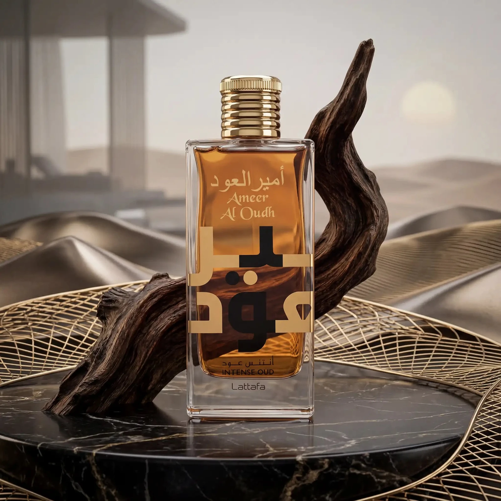 Lattafa Ameer Al Oudh Intense Oud · Eau de Parfum 60 ml · para Hombre — el frasco fotografiado en una escena de ambiente
