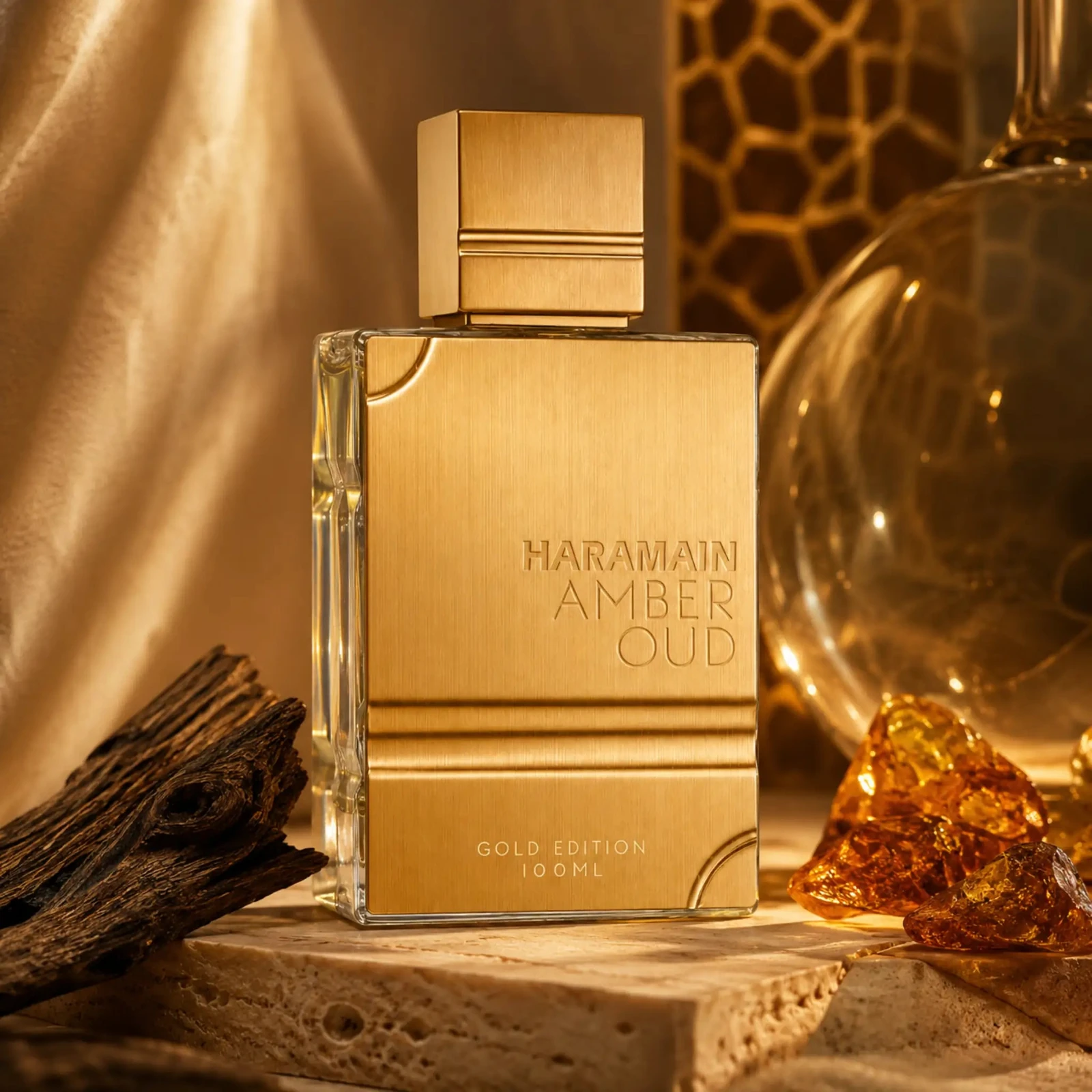 Al Haramain Amber Oud Gold Edition · Eau de Parfum 60 ml · Unisex — el frasco en un bodegón de ingredientes