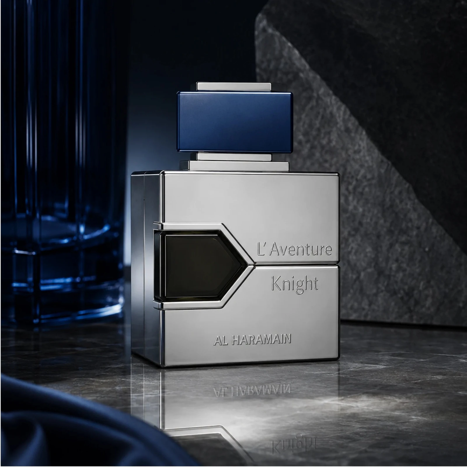 Al Haramain L'Aventure Knight · Eau de Parfum 100 ml · para Hombre — el frasco fotografiado en una escena de ambiente