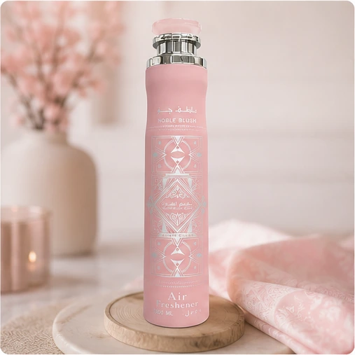 Lattafa Bade'e Al Oud Noble Blush · Ambientador Árabe — el envase fotografiado en una escena de ambiente