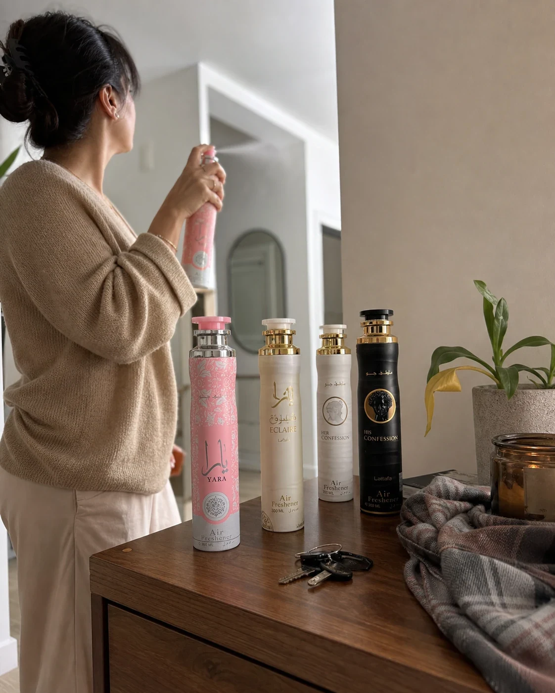 Ambientador árabe Lattafa spray 300 ml pulverizado en el salón, con la gama alineada en la cómoda