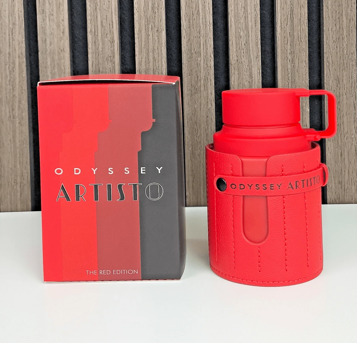 Armaf Odyssey Artisto · 100 ml · Unisex — el frasco fotografiado en una escena de ambiente