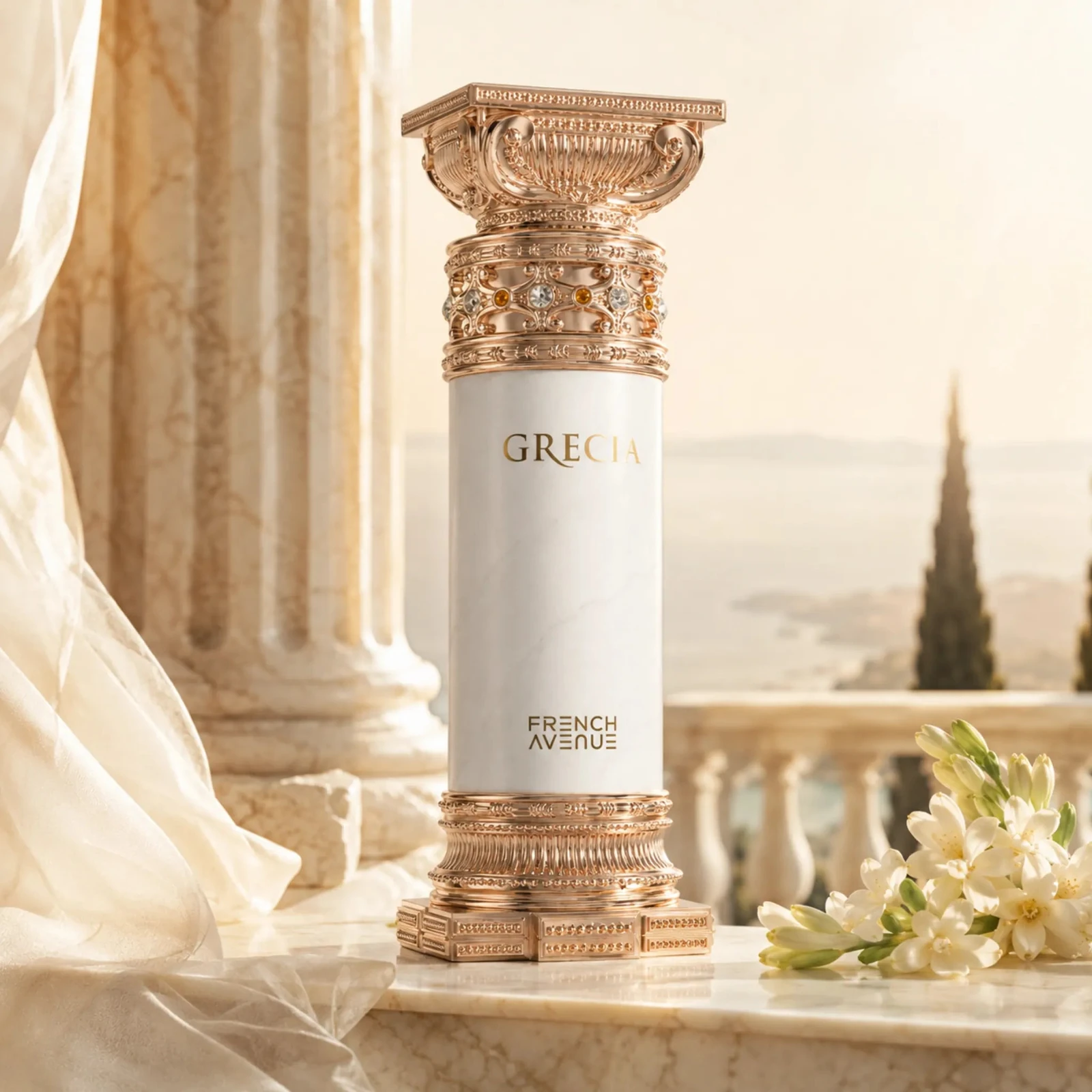 French Avenue Grecia · Extrait de Parfum 100 ml · Unisex — el frasco fotografiado en una escena de ambiente