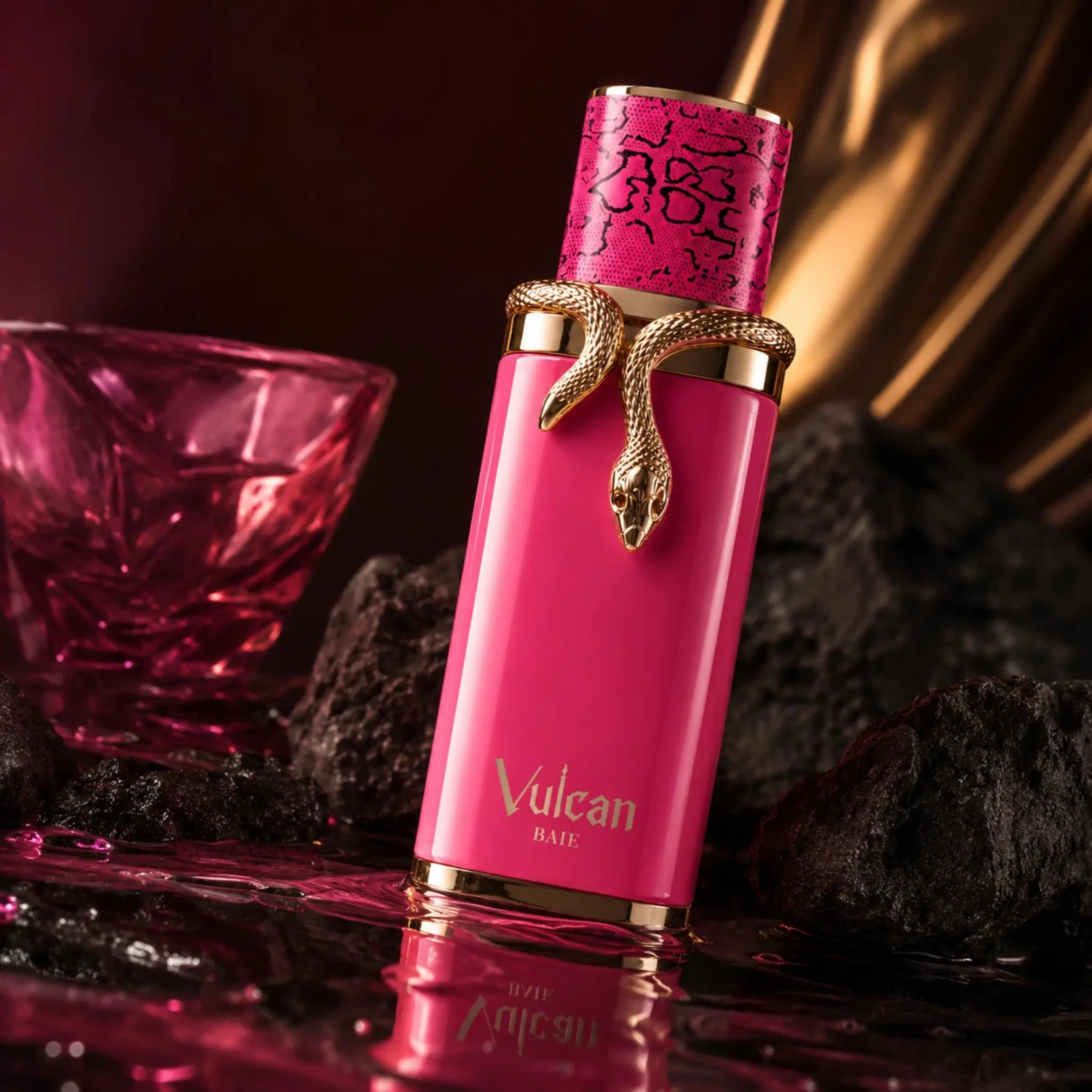 French Avenue Vulcan Baie · Extrait de Parfum 100 ml · Unisex — el frasco fotografiado en una escena de ambiente