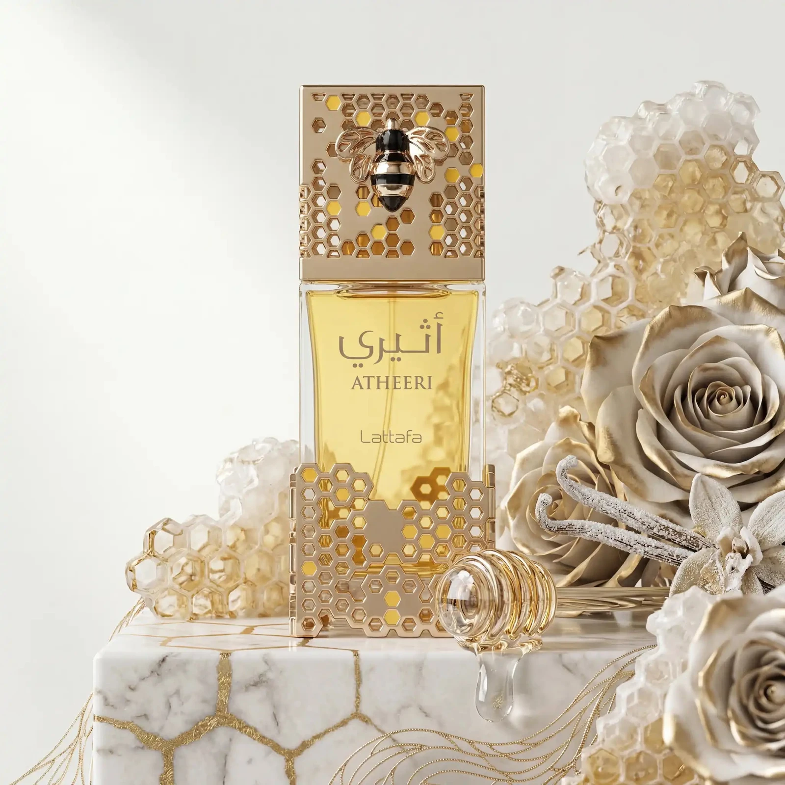 Lattafa Atheeri · Eau de Parfum 100 ml · para Mujer — el frasco fotografiado en una escena de ambiente
