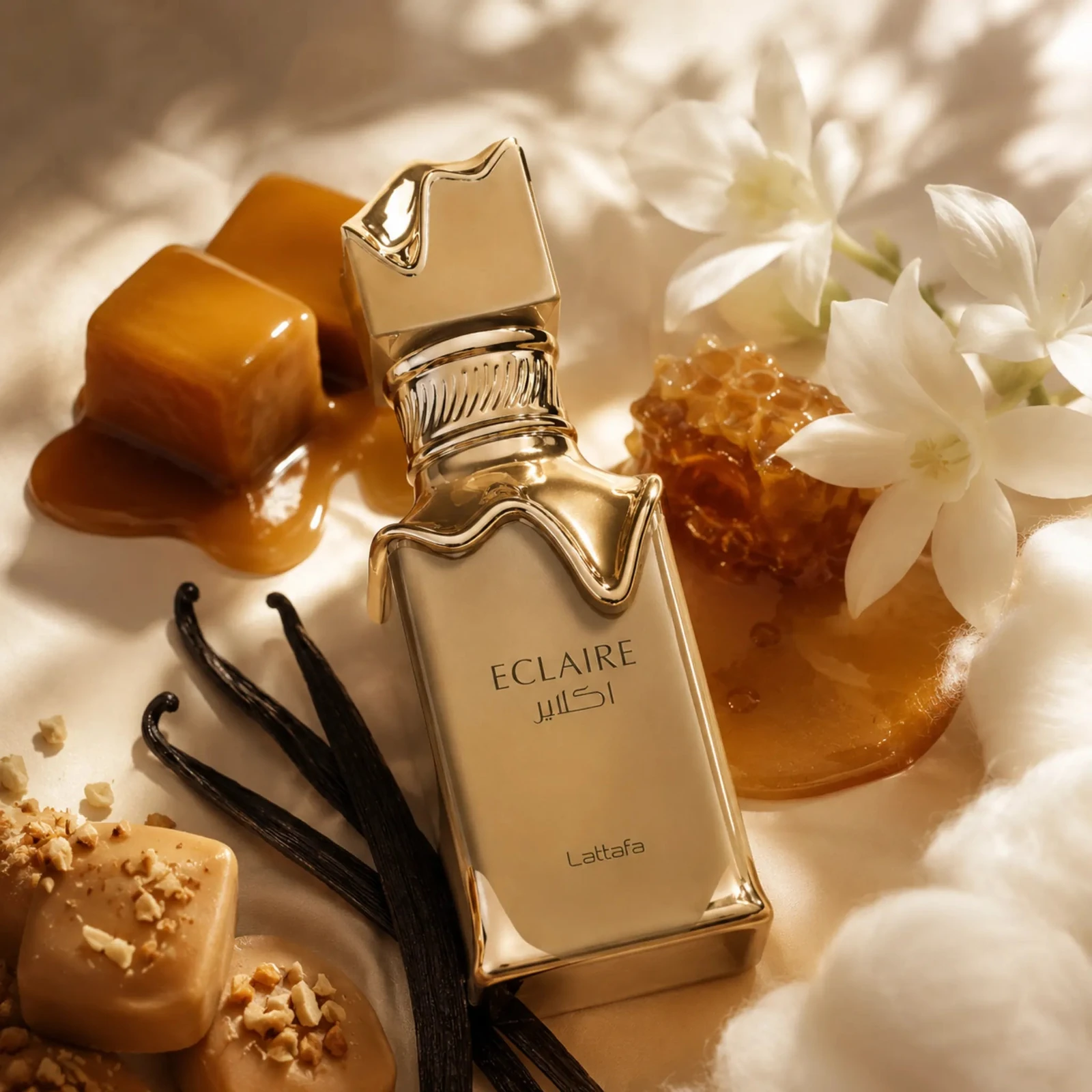 Lattafa Eclaire · Eau de Parfum 100 ml · para Mujer — el frasco en un bodegón de ingredientes