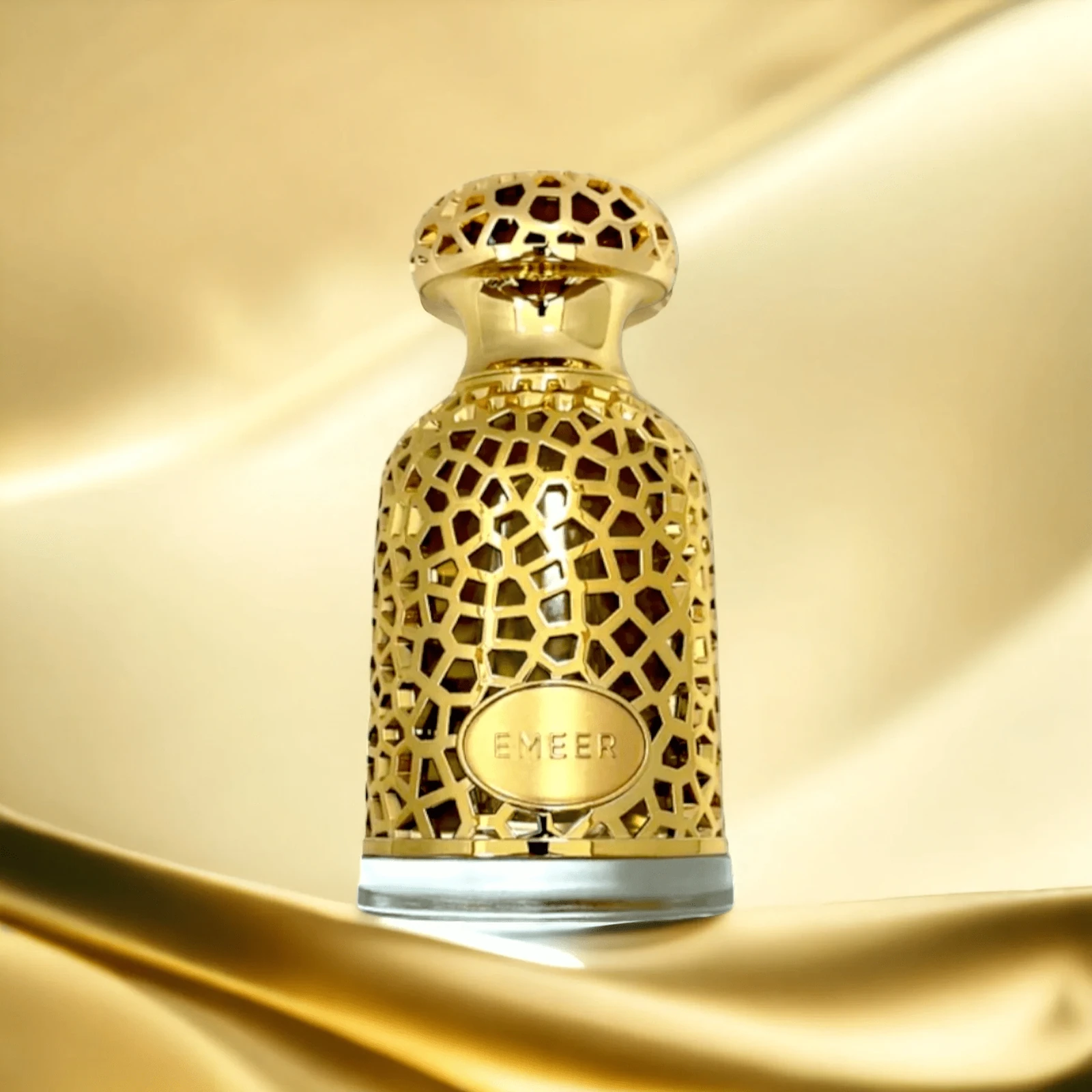 Lattafa Emeer · Eau de Parfum 100 ml · para Hombre — el frasco fotografiado en una escena de ambiente