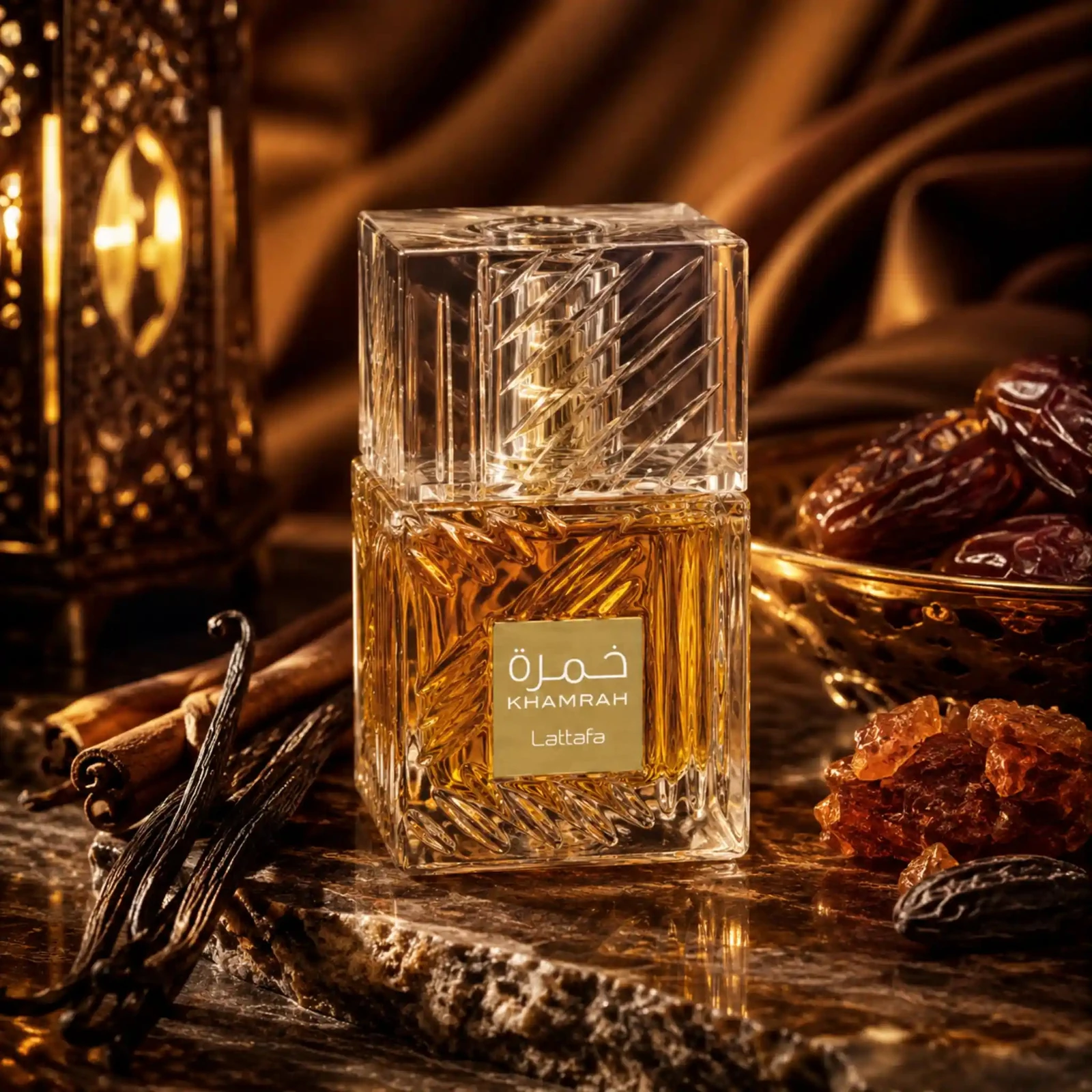 Lattafa Khamrah · Eau de Parfum 100 ml · Unisex — el frasco en un bodegón de ingredientes