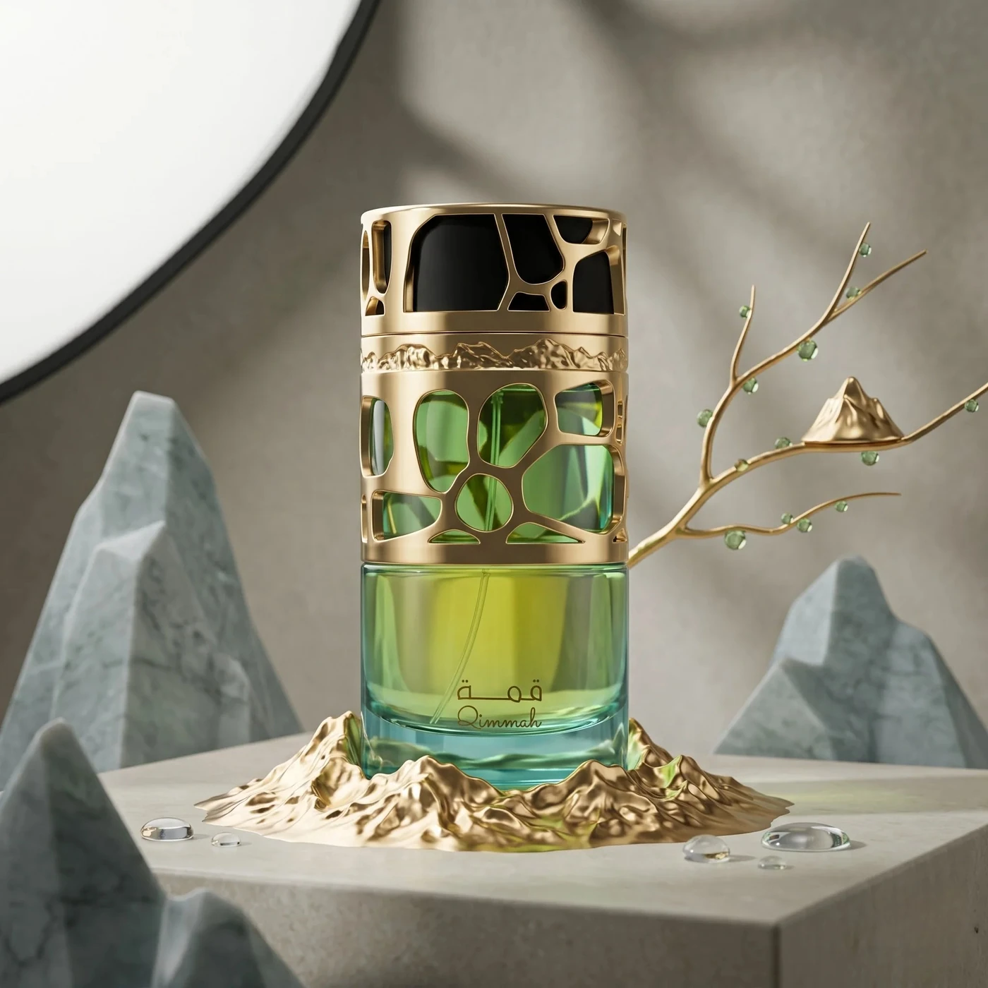 Lattafa Qimmah for Women · 100 ml · para Mujer — el frasco fotografiado en una escena de ambiente
