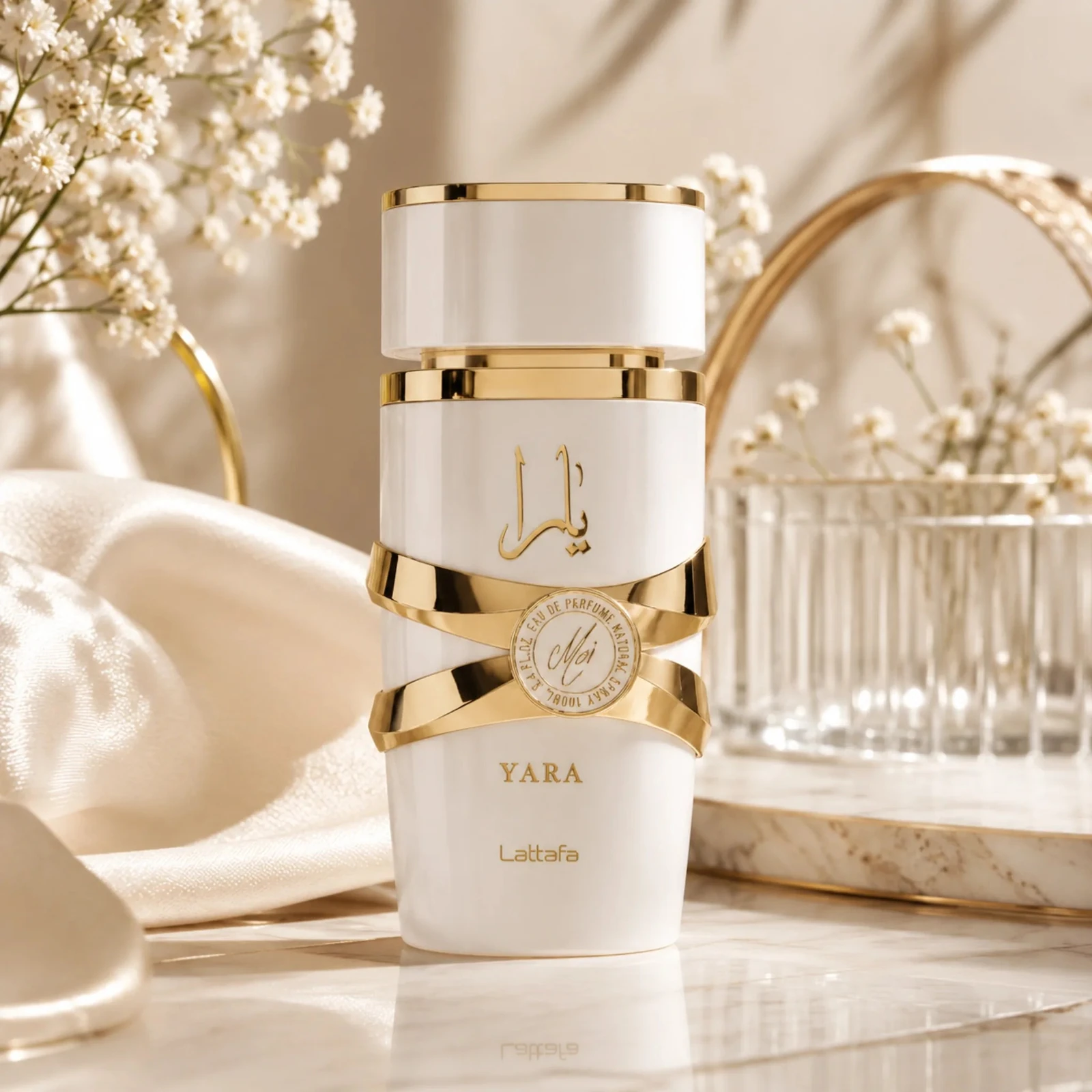 Lattafa Yara Moi · Eau de Parfum 100 ml · para Mujer — el frasco fotografiado en una escena de ambiente