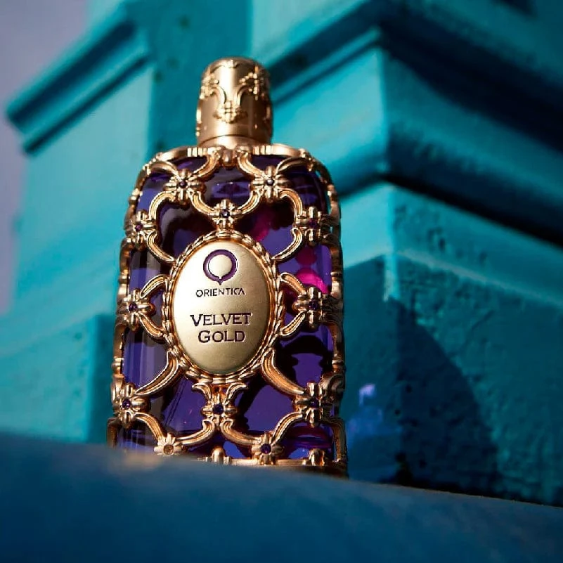 Orientica Velvet Gold · Eau de Parfum 80 ml · para Mujer — el frasco fotografiado en una escena de ambiente