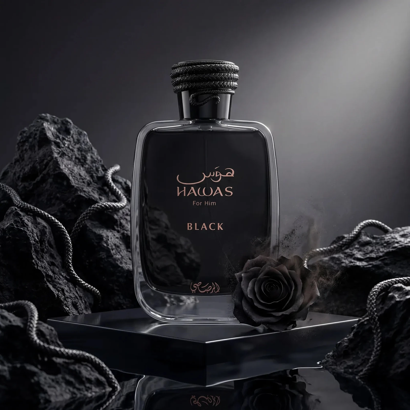 Rasasi Hawas Black · Eau de Parfum 100 ml · para Hombre — el frasco fotografiado en una escena de ambiente