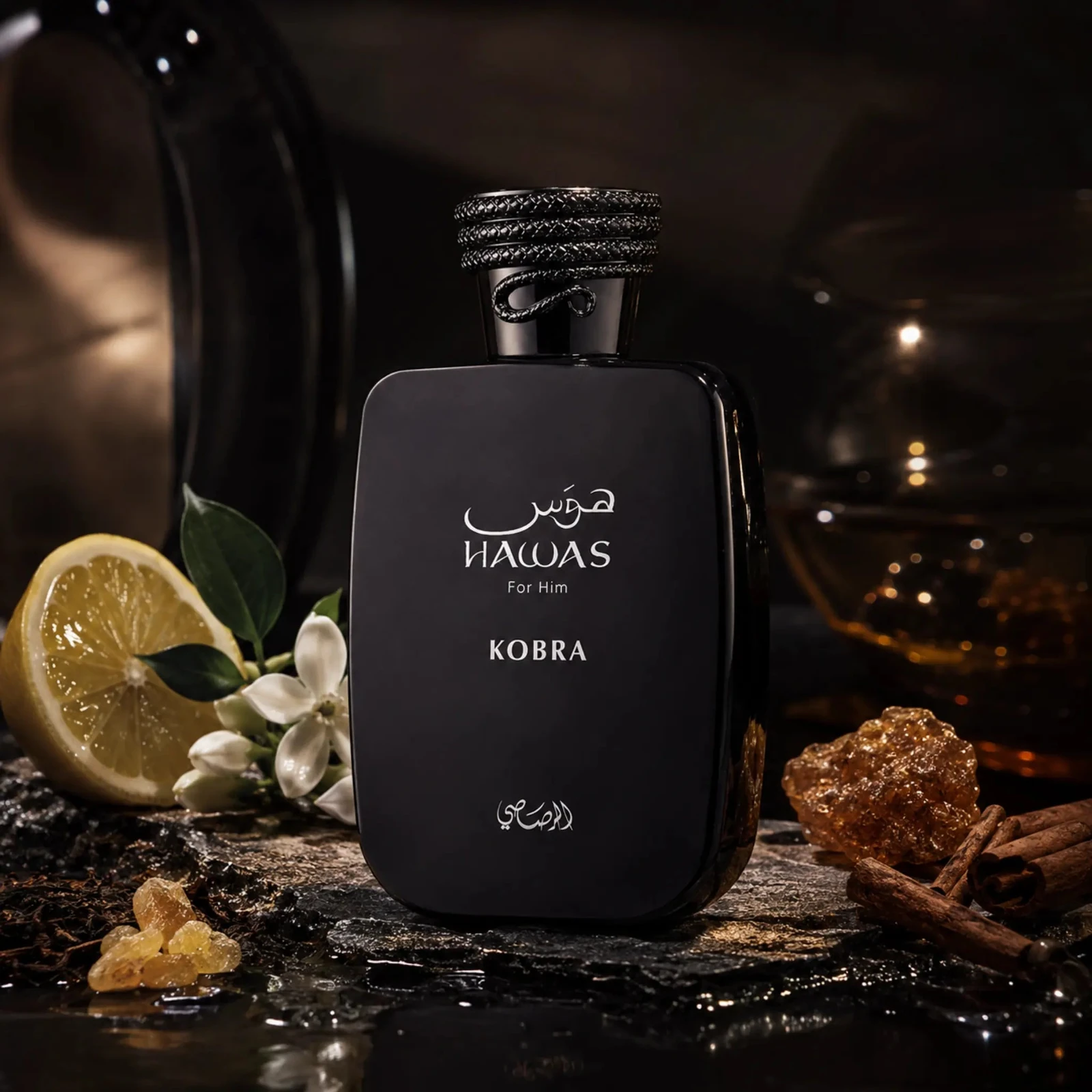 Rasasi Hawas Kobra · Eau de Parfum 100 ml · para Hombre — el frasco fotografiado en una escena de ambiente