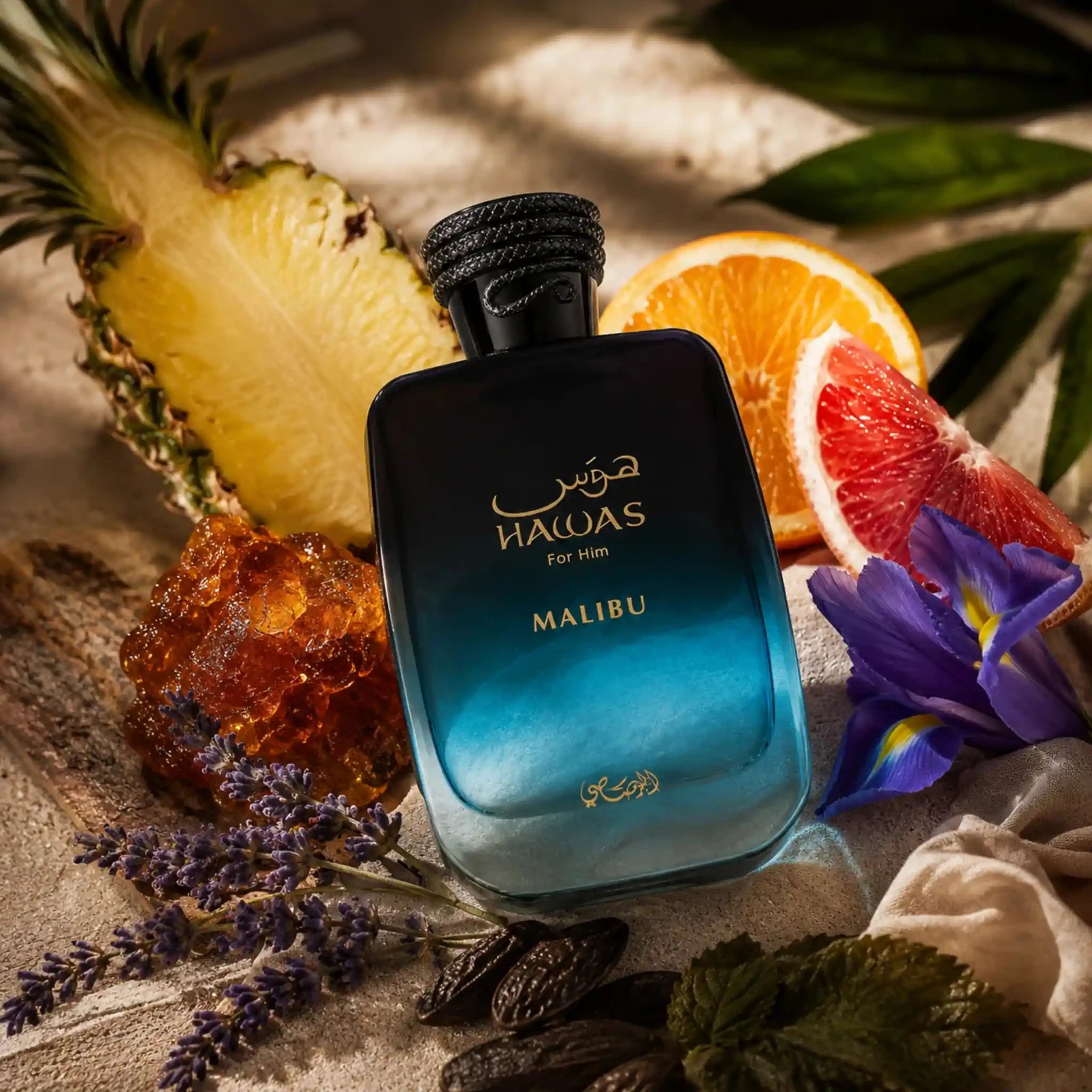 Rasasi Hawas Malibu · Eau de Parfum 100 ml · para Hombre — el frasco fotografiado en una escena de ambiente